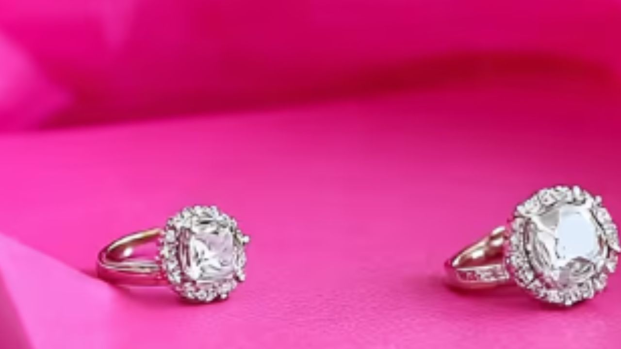 पण तुम्हाला कधी आसा प्रश्न पडला आहे का? की तुम्ही जेव्हा सराफा दुकानात सोने किंवा चांदी खरेदी करायला जातात तेव्हा ते तुम्हाला गुलाबी रंगाच्या कागदामध्येच का गुंडाळून दिले जातात? आज आपण याचं उत्तर जाणून घेणार आहोत.