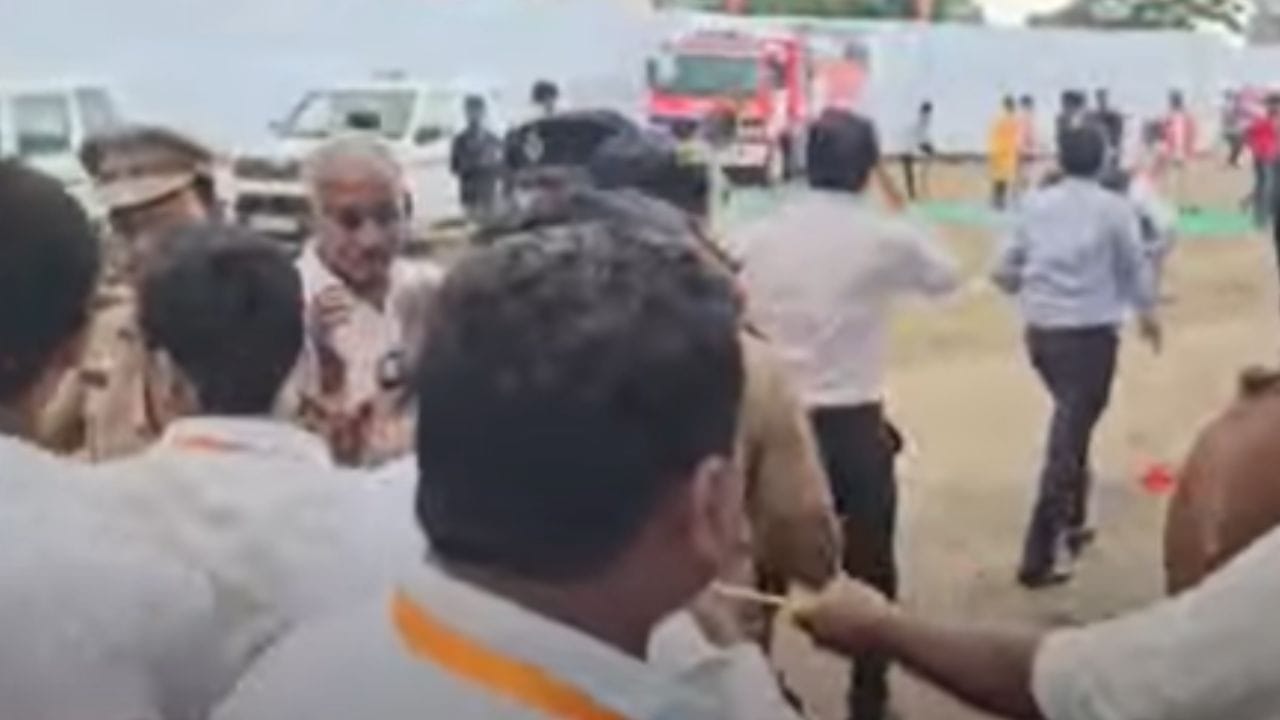 उपमुख्यमंत्री एकनाथ शिंदे यांच्या रॅलीदरम्यान पोलिसांचे नियोजन देखील कोलमडल्याचं पाहायला मिळालं.  