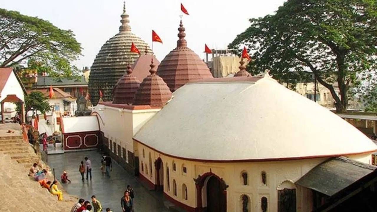 कामाख्या देवी मंदिर हे 51 शक्तीपीठांपैकी एक मानले जाते. पौराणिक मान्यतेनुसार, येथे माता सतीची योनी पडली होती, ज्यामुळे देवीला वर्षातून एकदा मासिक पाळी येते. असे म्हटले जाते की यामुळे ब्रह्मपुत्रा नदी तीन दिवस लाल होते.