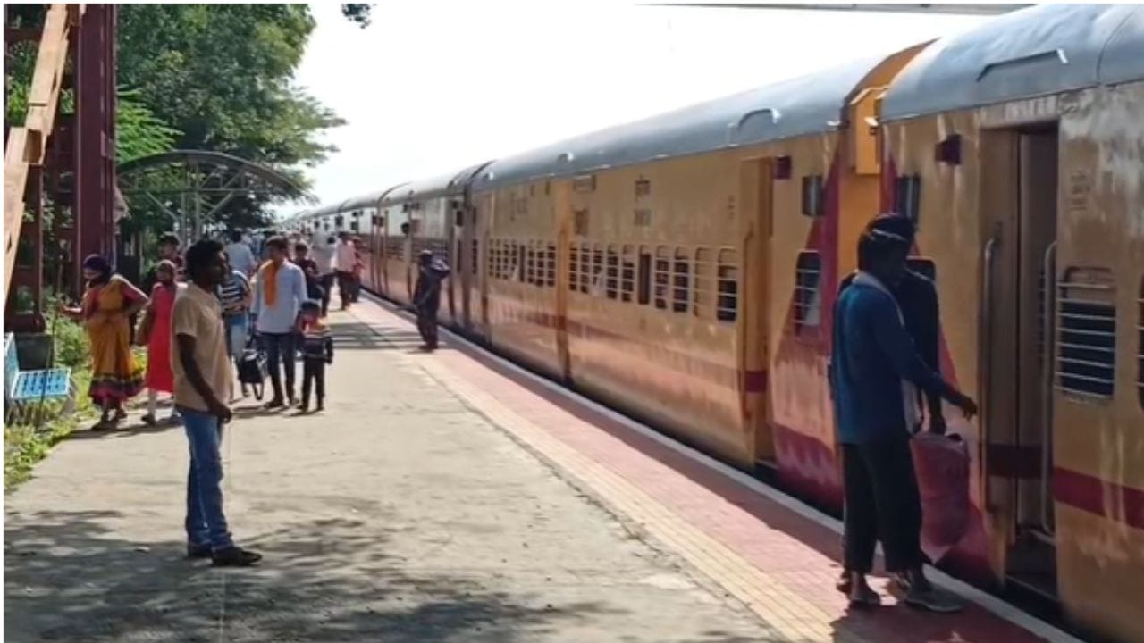 धक्कादायक म्हणजे हिमायतनगर रेल्वे स्टेशनवर गाडी आल्यानंतर ही घटना उघडकीस आली आहे,  