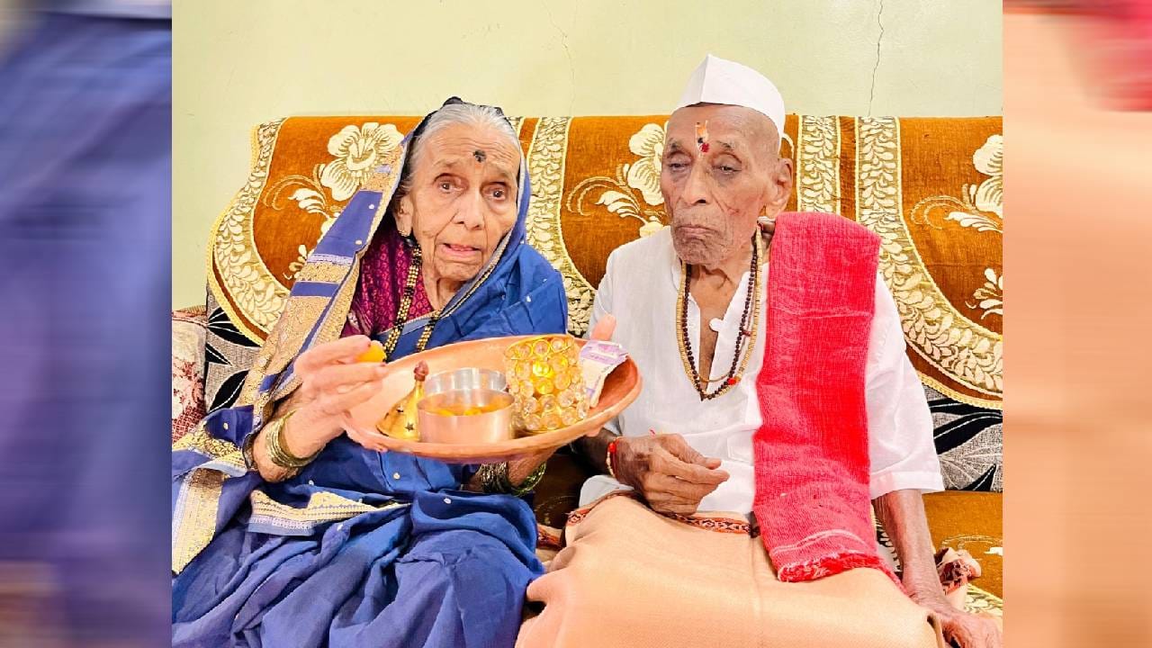 येथील जोगेश्वरी आखाडा येथे 100 वर्षांच्या बहिणीने आपल्या 104 वर्षांच्या भावाला राखी बांधून, रक्षाबंधन साजरं केलं.