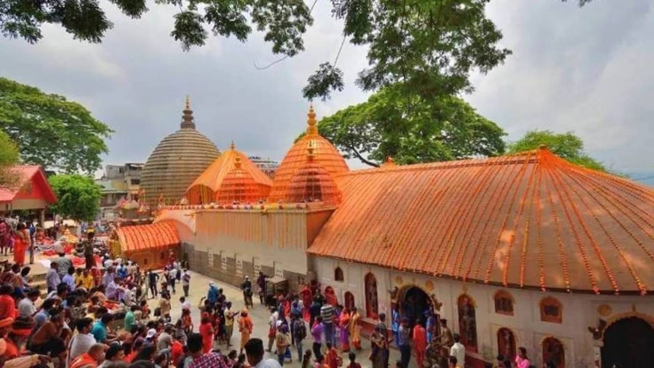 दरवर्षी जूनमध्ये येणाऱ्या आषाढ महिन्यात ब्रह्मपुत्रा नदीचे पाणी लाल रंगाचे होते असे मानले जाते. या वेळी देवी कामाख्याला मासिक पाळी येते आणि तिच्या रक्तामुळे या नदीचे पाणी लाल होते. देवी कामाख्याच्या मासिक पाळीच्या वेळी, देवीचं मंदिर तीन दिवस बंद असते.