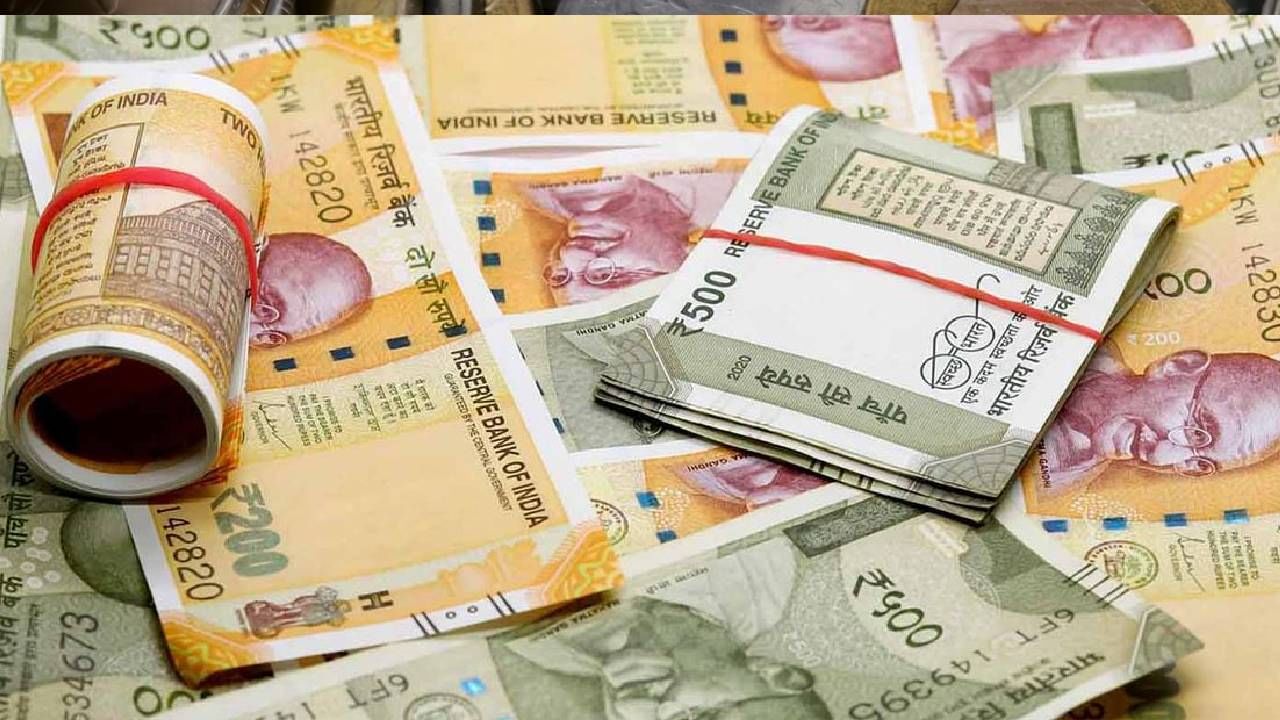 दरवर्षी आरबीआय लाखो नोटा छापते. रिपोर्ट्सनुसार,2022-2023  या वर्षात आरबीआयने केवळ नोटा छापण्यासाठी सुमारे 4900  कोटी रुपये खर्च केले. हा खर्च दरवर्षी नोटांची मागणी आणि जुन्या नोटा परत घेण्यावर देखील अवलंबून असतो.