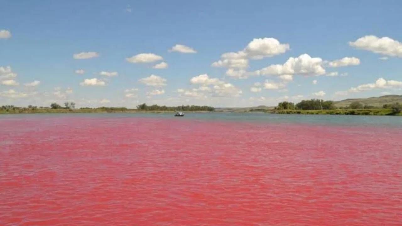 जगातील एकमेव पुरूष नदी, ब्रह्मपुत्र नदी, ब्रह्मदेवाचा पुत्र मानली जाते. आसाम आणि अरुणाचल प्रदेशात, या नदीची देवता म्हणून पूजा केली जाते. मात्र, या नदीचे पाणी लाल रंगाचे असण्याची वेगवेगळी कारणे दिली जातात.