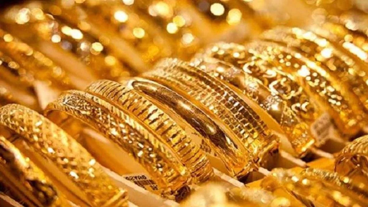 दुसरं एक महत्त्वाचं कारण म्हणजे गुलाबी रंगाचा कागद हा इतर कागदांपेक्षा थोडा मऊ असतो, त्यामुळे सोन्या सारख्या मौल्यवान धातुला क्रॅश पडत नाही, त्यामुळे देखील सराफा व्यावसायिक गुलाबी रंगाच्या कागदाचा वापर करतात.