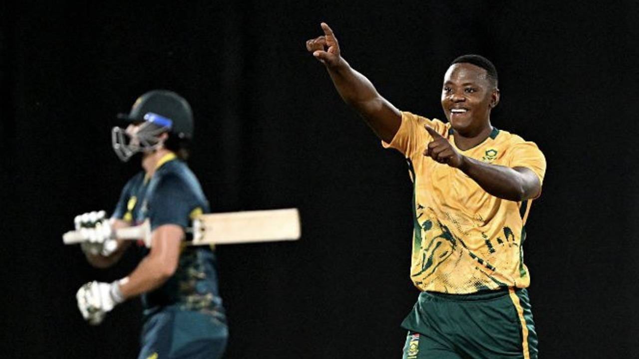 ऑस्ट्रेलिया आणि दक्षिण अफ्रिका यांच्यातील टी20 मालिका रंगतदार वळणावर आहे. आतापर्यंत पार पडलेल्या दोन सामन्यात 1-1 अशी बरोबरी आहे. त्यामुळे शेवटच्या सामन्यावर सर्वांच्या नजरा खिळल्या आहे. (Photo- South Africa Cricket Twitter)