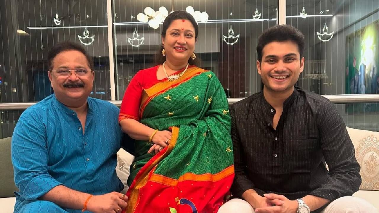 आदेश आणि सुचित्रा बांदेकर यांचा लेक सोहम बांदेकर लवकरच लग्नबंधनात अडकणार असल्याच्या चर्चांना उधाण आलं आहे. सोहमने आईवडिलांच्या पावलांवर पाऊल टाकत अभिनय आणि निर्मिती क्षेत्रात पदार्पण केलंय. 
