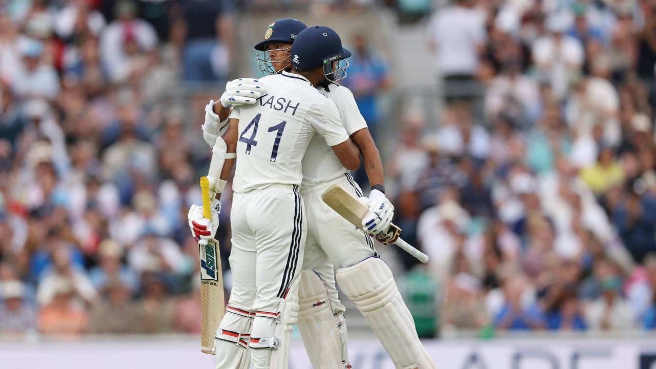 आकाश दीप 2011 नंतर नाईटवॉचमन म्हणून 50 पेक्षा जास्त धावा करणारा पहिला भारतीय खेळाडू ठरला. आकाशच्या आधी अमित मिश्राने 2011 मध्ये इंग्लंडविरुद्ध याच मैदानावर नाईटवॉचमन म्हणून 84 धावांची खेळी खेळली होती. (Photo- BCCI Twitter)