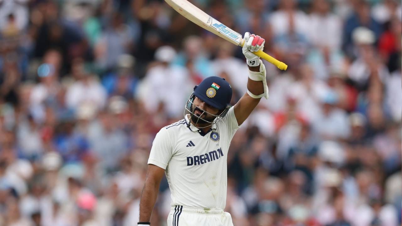 साई सुदर्शनची विकेट पडल्यानंतर नाईट वॉचमन म्हणून फलंदाजी करणारा आकाश दुसऱ्या दिवसाच्या खेळाच्या शेवटपर्यंत नाबाद राहिला. तिसऱ्या दिवसाच्या खेळात यशस्वी जयस्वालसोबत अर्धशतकी भागीदारी करणाऱ्या आकाशने वैयक्तिक अर्धशतकही झळकावले. (Photo- BCCI Twitter)