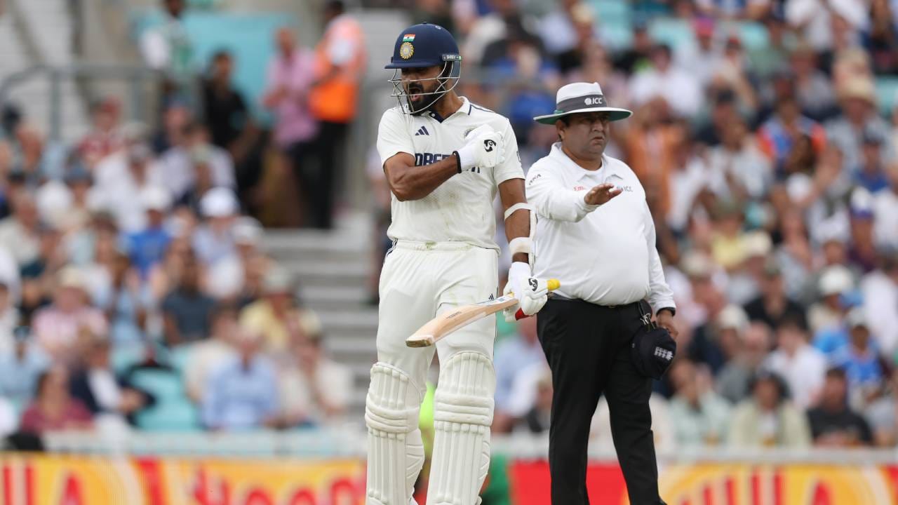 दुसऱ्या दिवशी इंग्लंडचे सर्व खेळाडू पहिल्या डावात 247 धावांवर बाद झाले. भारतीय संघ फलंदाजीसाठी आला तेव्हा शेवटचं सत्र सुरु होतं. अशा स्थितीत भारताला विकेट वाचवून फलंदाजी करायची होती. केएल राहुल आणि साई सुदर्शन स्वस्तात बाद झाले. त्यामुळे आकाश दीपच्या खांद्यावर नाईट वॉचमनची जबाबदारी आली. (Photo- BCCI Twitter)