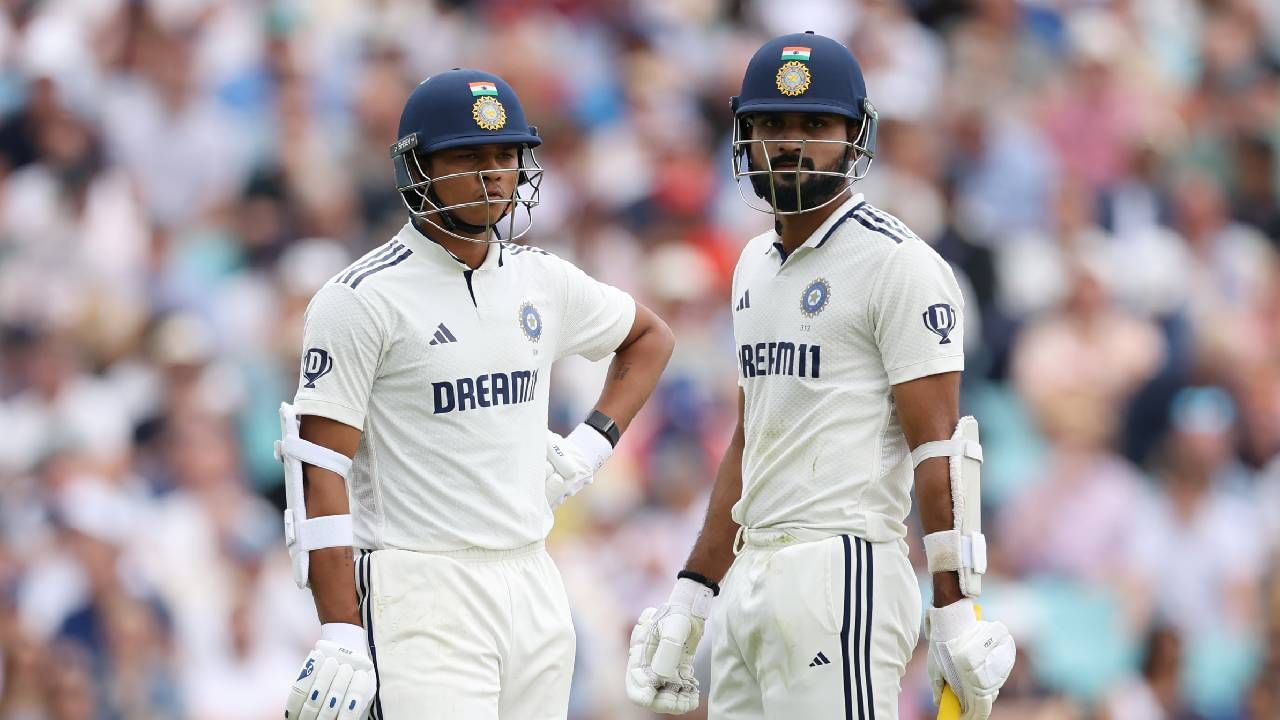 आकाशने त्याच्या कसोटी कारकिर्दीतील पहिले अर्धशतक झळकावले आहे. आतापर्यंत टीम इंडियासाठी 10 सामने खेळणाऱ्या आकाशने 150 धावा करताना 27 विकेट्स घेतल्या आहेत. प्रथम श्रेणी क्रिकेटमध्ये आकाश दीपने 40 सामन्यांमध्ये 574 धावा केल्या आहेत. यात एका अर्धशतकाचा समावेश आहे. त्याने 28 लिस्ट-ए सामन्यांमध्ये 140 धावा केल्या आहेत. (Photo- BCCI Twitter)