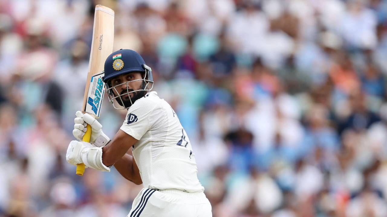 आकाश दीपने 70 चेंडूत आपले पहिले कसोटी अर्धशतक पूर्ण केले.तसेच आकाशने यशस्वी जयस्वालसोबत 107 धावांची भागीदारी केली. त्यांच्या भागीदारीमुळे भारत 170 धावांच्या पुढे गेला. अर्धशतकानंतर आकाश जास्त काळ मैदानावर टिकला नाही. 94 चेंडूत 12 चौकारांसह 66 धावा काढून बाद झाला. (Photo- BCCI Twitter)