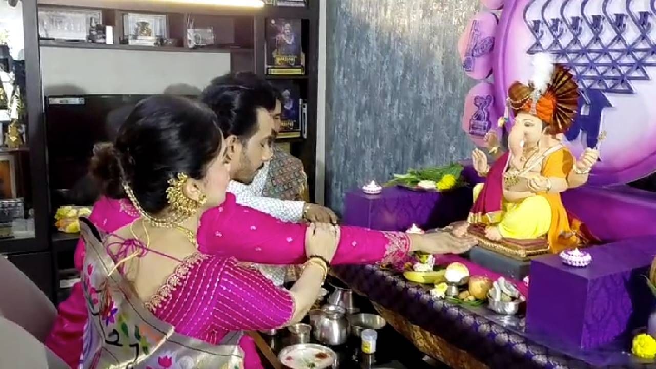 मराठी सिनेसृष्टीतील लोकप्रिय अभिनेता अभिजित खांडेकर यांच्या घरीही यंदा लाडक्या बाप्पाचं आगमन झालंय. दरवर्षीप्रमाणे यंदाही मोठ्या जल्लोषात आणि श्रद्धेने खांडेकर कुटुंबाने बाप्पाचं स्वागत केलं. घरी सजावट, फुलांची आरास आणि मंगलमय वातावरणात ‘गणरायाला’ विराजमान करण्यात आलं.