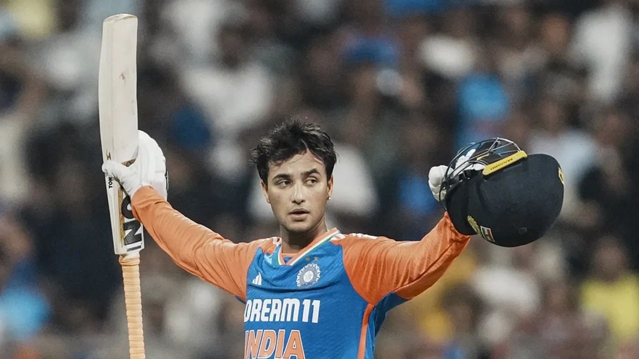 अभिषेकने 2 फेब्रुवारी 2025 रोजी इंग्लंड विरुद्ध वानखेडे स्टेडियममध्ये 54 चेंडूत 135 धावांची खेळी केली होती. अभिषेक यासह भारतासाठी टी 20I मध्ये एका डावात सर्वाधक धावा करणारा पहिला फलंदाज ठरला.(Photo Credit : PTI)