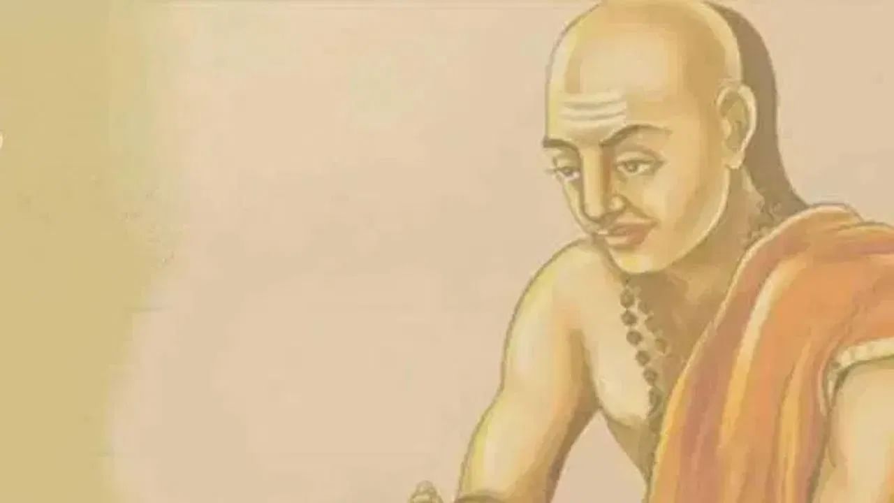 चाणक्य नितीनुसार, दया आणि विनम्रता हे स्त्रियांमधील 2 महत्त्वपूर्ण गुण आहेत. दयालु आणि विनम्र महिलेला प्रत्येक ठिकाणी सन्मान मिळतो. रागावार नियंत्रण मिळवणं या गुणाचा भाग आहे, कारण तापट आणि रागीट स्वभावामुळे कुटुंबाचं नुकसान होऊ शकतं. (Photo Credit : Tv9 Bharatvarsh)