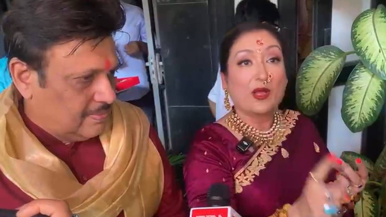 आज गणपती बाप्पांच्या आगमनावेळी गोविंदा आणि सुनिता आहुजा हे एकत्र दिसले आहेत. हेच नाही तर त्यांनी दिलखुलास गप्पा देखील मारल्या. सुनिता आहुजा यांनी घटस्फोटाच्या चर्चेवर उत्तर देत म्हटले की, गोविंदा फक्त माझाच आहे. 