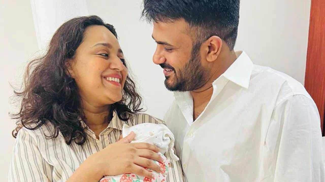 एकाने कमेंट करत म्हटले की, परिणीती चोप्रा तिच्या पतीला पीआरसाठी टॉक शोमध्ये घेऊन जाताना पाहिल्यानंतर, स्वरा भास्करनेही असेच करण्याचा विचार केला. ती तिच्या डोंगरी छपरी पतीला एका रिअॅलिटी शोमध्ये घेऊन गेली. पीआर विसरून जा, तिचा पती डोंगरी येथील रस्त्यावरील विक्रेत्यासारखा दिसत होता.