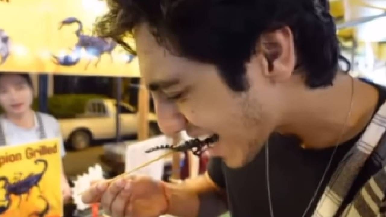 अहान पांडे विदेशात दिसतोय आणि तो हॉटेलच्या बाहेर विंचू खाताना दिसतोय. अहानला विंचू खाताना पाहिल्यानंतर लोक मोठ्या प्रमाणात प्रतिक्रिया देताना दिसत आहेत. अहानचे व्हायरल होणारे फोटो विंचू खातानाचे फोटो आणि व्हिडीओ जुना असल्याचे सांगितले जाते.