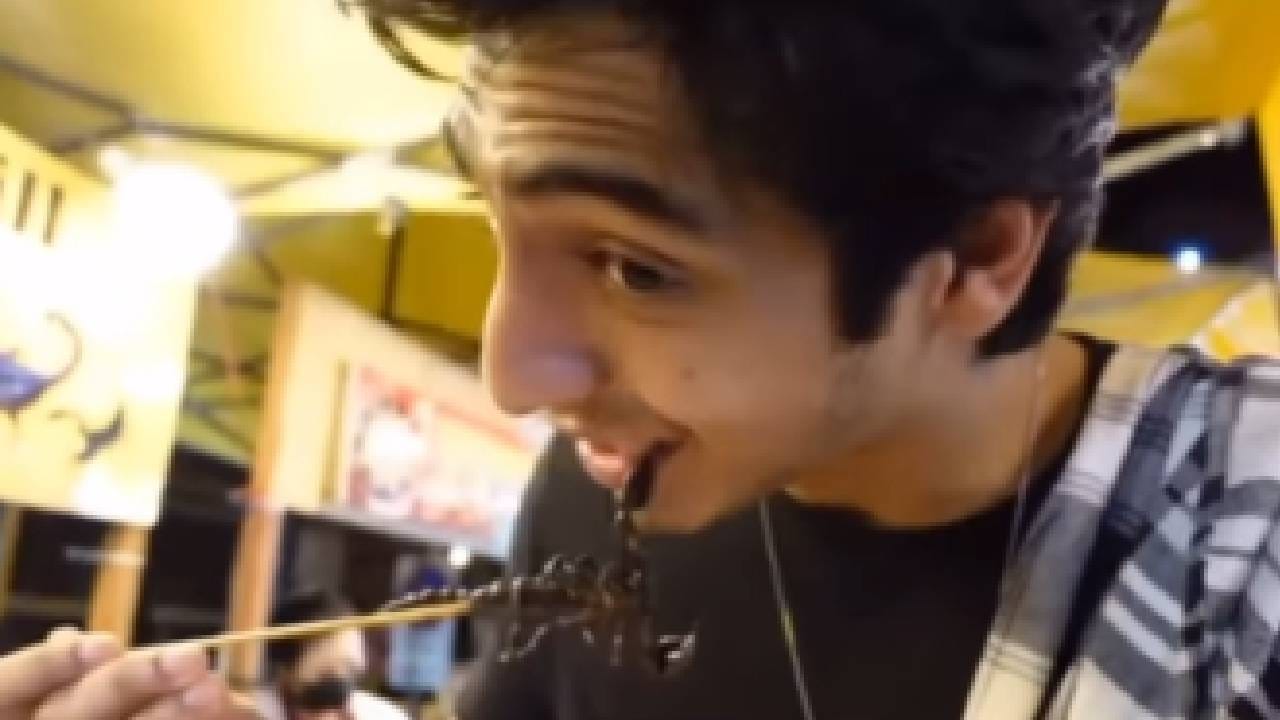 एकाने म्हटले की, अरेरे... दुसऱ्याने म्हटले की अरे मी हे काय बघतोय...अहान पांडे विंचूची कोणतीतरी डिश खातोय. विदेशात विंचू खाल्ला जातो.