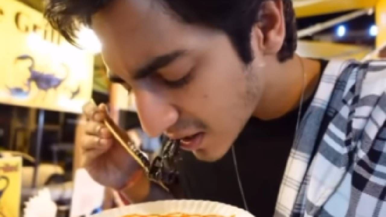 व्हायरल होणाऱ्या व्हिडीओ आणि फोटोमध्ये चक्क तो विंचू खाताना दिसतोय. अहानला विंचू खाताना पाहून सर्वांनाच मोठा धक्का बसलाय. 