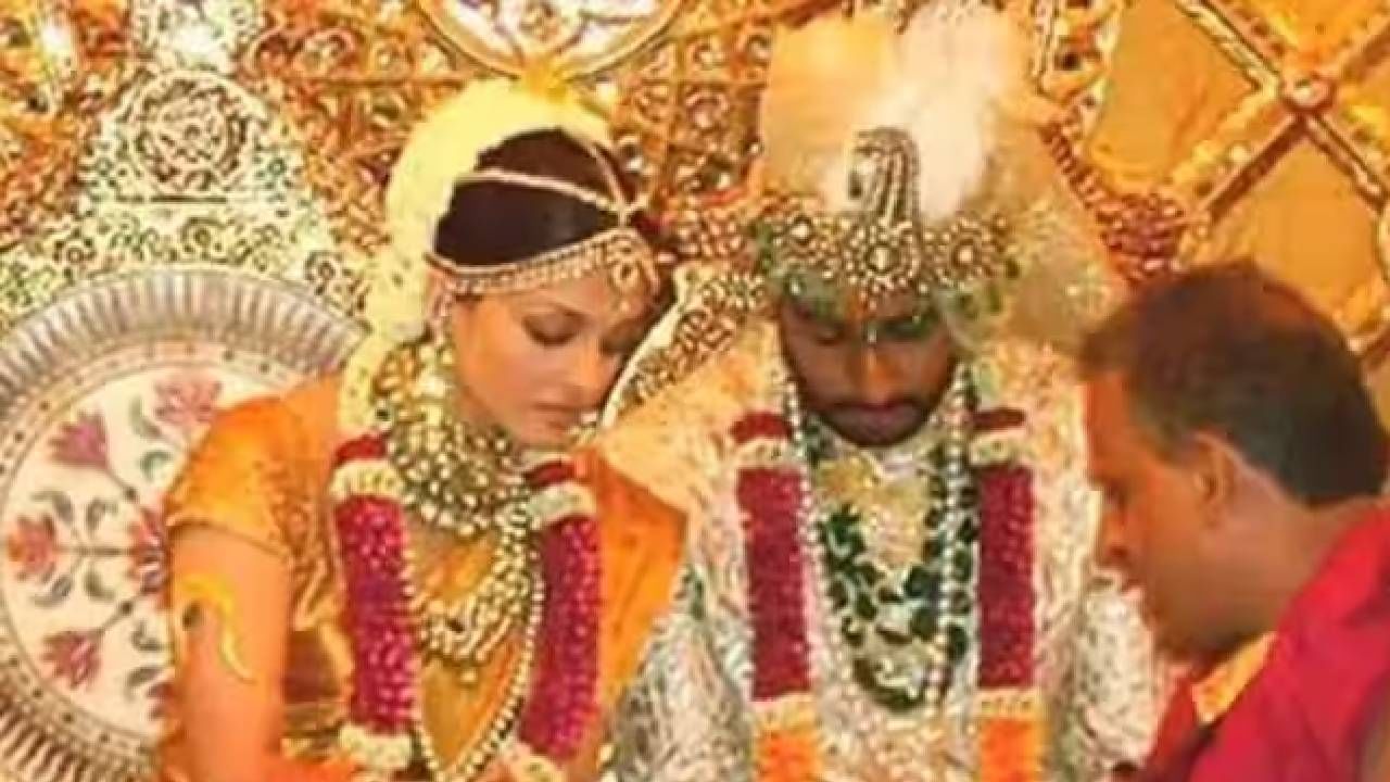 ऐश्वर्या राय आणि अभिषेक बच्चन यांच्या लग्नसोहळ्यात अक्षरश: पाण्यासारखा पैसा वाहिला होता. देशातील सर्वांत महागड्या विवाहसोहळ्यांमध्ये त्यांचा आवर्जून उल्लेख केला जातो. या लग्नातील पोशाखापासून ते अंगठीपर्यंत सर्वकाही अत्यंत शाही होतं. 
