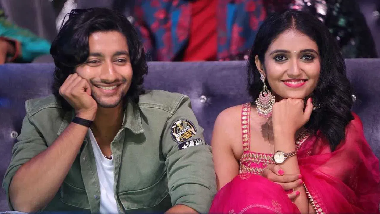 पुढे ती म्हणाली, 'जसं की मी त्याला फोन करून म्हणाले की मला बोअर होतंय, तू मुंबईला येशील का? मग आपण अमुक असा शो बघायला जाऊ किंवा मी पुण्याला गेले की एखाद्या कॅफेमध्ये बसून अमुक असा चित्रपट पाहिला का? पुस्तक वाचलंस का? मला अमुक या व्यक्तीचं काम खूप आवडलं. तसंच आम्ही एकमेकांना विविध मुलाखतीदेखील सुचवत असतो.'