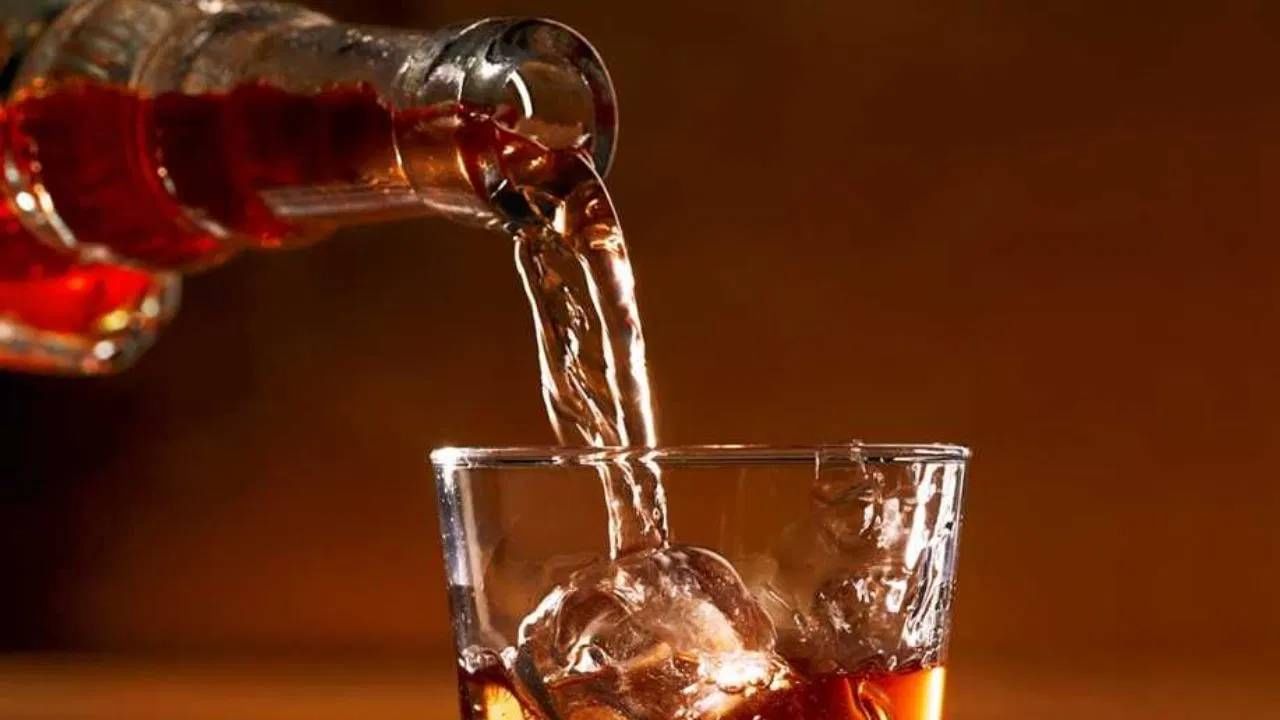 दारू प्रेमींना सतत दारूविषयी जाणून घेण्यात उत्सुकता असते. मग दारू कशापासून बनते तिथपासून ते दारूच्या किंमती होत असलेले चढ-उतार हे सर्व जाणून घ्यायचे असते. एक अशी देखील दारु आहे जी अप्रत्यक्षपणे ज्वालामुखीच्या राखेपासून बनवली जाते. आता ही दारु कोणती असा प्रश्न सर्वांना पडला आहे. चला जाणून घेऊया...