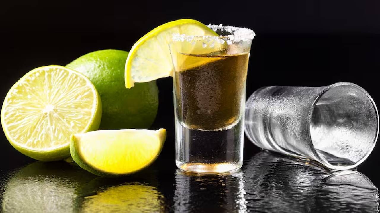 टकीला ही निळ्या एगेव वनस्पतीपासून बनवलेली एक डिस्टिल्ड पेय आहे. एगेव ही लिली जमातीची वनस्पती आहे आणि ती मोठ्या एलोव्हेरासारखी दिसते. या वनस्पतीच्या टोकांना टोकदार काटे असतात. हे पेय शतकानुशतके प्रचलित आहे. त्याची निर्मिती प्रक्रिया आजही बऱ्याच अंशी पारंपरिक आहे.