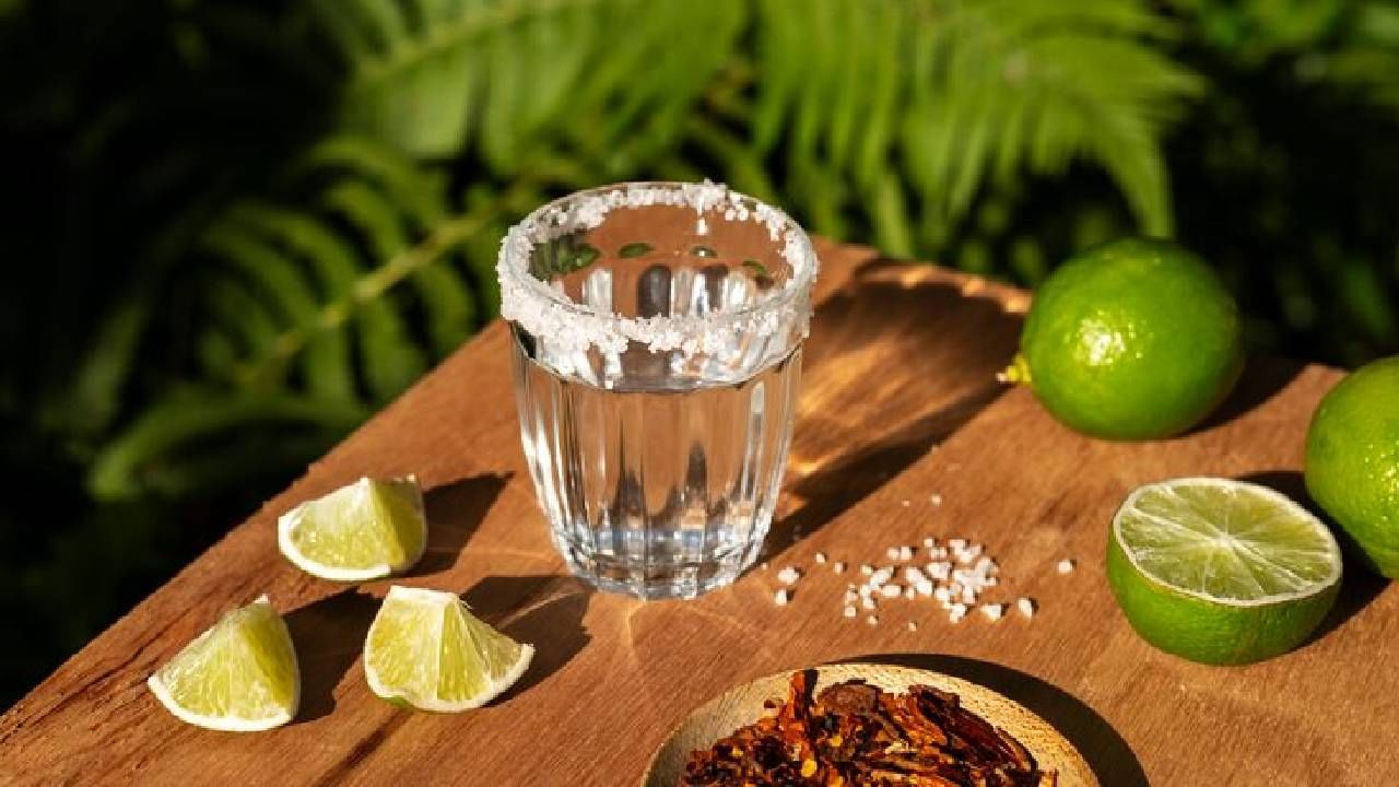 अझ्टेक लोकांनी सर्वप्रथम एगेव वनस्पतीपासून ‘पुल्क’ नावाचं पेय बनवलं. हे पेय एगेवच्या रसाला आंबवून तयार केलं जायचं आणि त्याचा उपयोग धार्मिक व विधींसाठी केला जायचा. जेव्हा स्पॅनिश लोकांनी मेक्सिकोवर विजय मिळवला आणि तिथे स्थायिक झाले, तेव्हा त्यांनी पुल्कचा स्वतःचा प्रकार बनवायला सुरुवात केली, ज्याला त्यांनी ‘मेज्काल’ असं नाव दिलं.