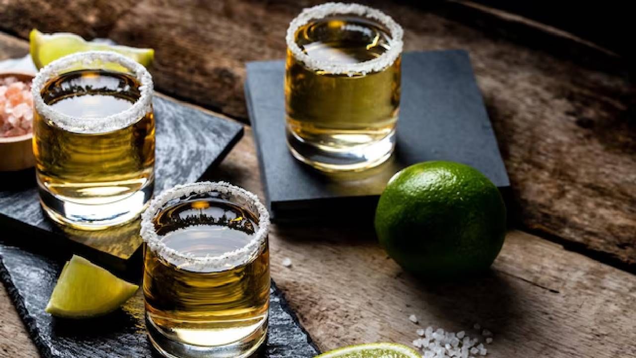 टकीला बनवण्यासाठी ब्लू वेबर एगेवचा वापर केला जातो. ही वनस्पती मेक्सिकोच्या जलिस्कोच्या उंच भागात वाढते. या भागातील हवामान आणि माती ब्लू एगेवच्या लागवडीसाठी उत्तम आहे. ही वनस्पती विशेष आहे, कारण ती जलिस्को आणि आजूबाजूच्या परिसरातील सिलिकेटयुक्त लाल ज्वालामुखीय मातीमध्ये वाढते. त्यामुळे अनेकदा टकीला बनवण्यासाठी ज्वालामुखीच्या राखेचाही वापर होतो असे म्हटले जाते.