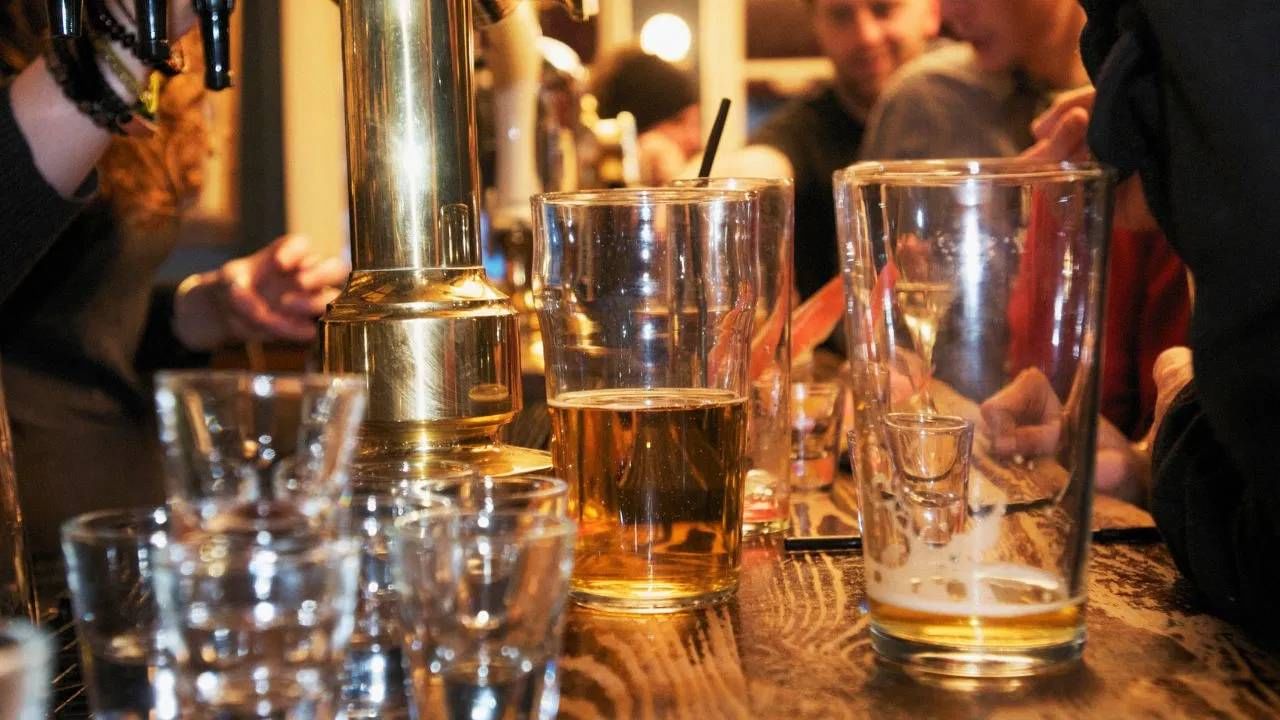 जगातील सर्वात महागडी दारू कोणती? एक पेगच्या किंमतीत येईल लग्झरी फ्लॅट जगातील सर्वात महागडी दारू कोणती? एक पेगच्या किंमतीत येईल लग्झरी फ्लॅट