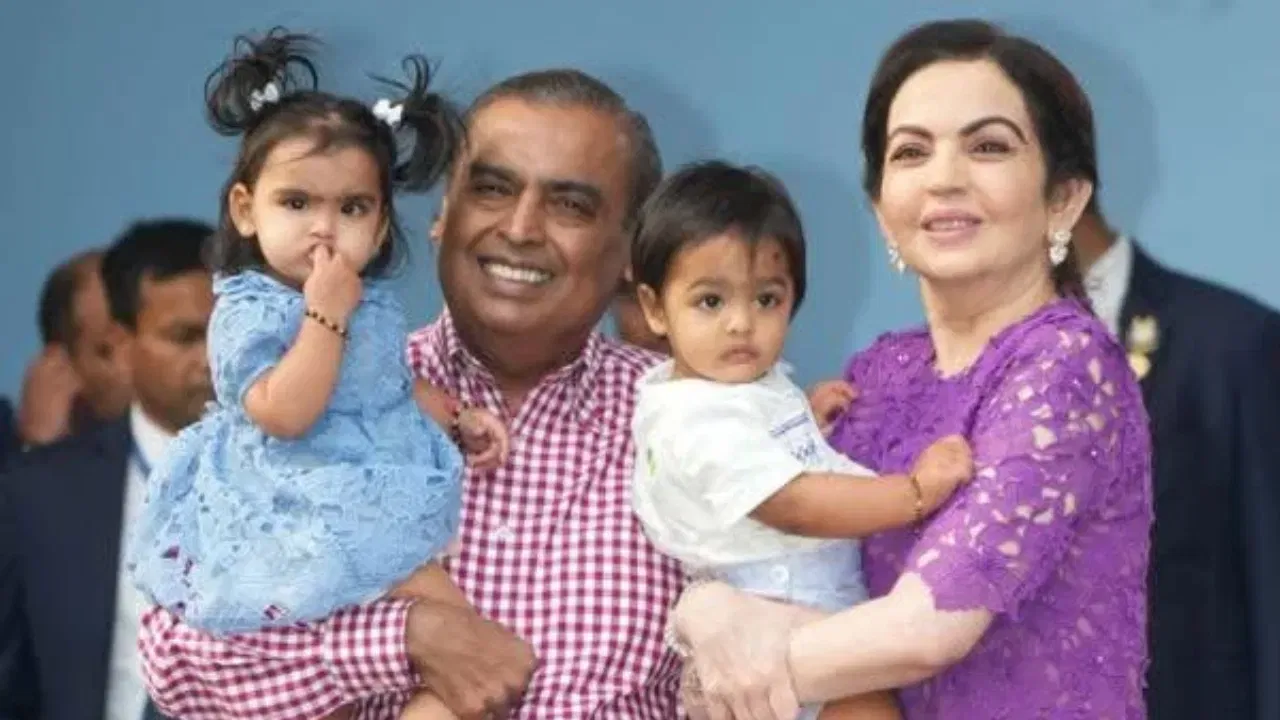 मुकेश अंबानी हे एका सेकंदाला 52 हजार रुपयांपेक्षा जास्त रुपये कमवतात. ही रक्कम एखाद्या सामान्य नोकरदाराच्या मासिक पगारापेक्षा जास्त आहे. 