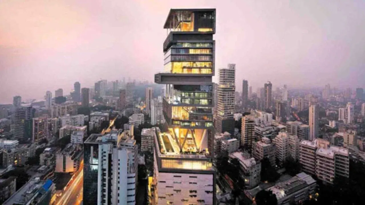 मुकेश अंबानी हे अँटिलिया या घरात राहतात. या घराची किंमत सुमारे 15000 कोटी रुपये आहे. हे घर जगातील सर्वात महागड्या घरांमध्ये गणले जाते. यात मंदिर, स्विमिंग पूल, जिम, स्पा, थिएटर अशा गोष्टींचाही समावेश आहे.  