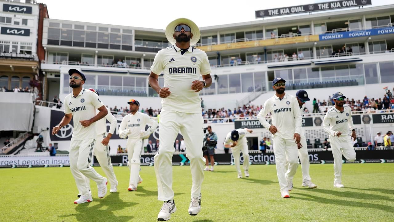 भारताने इंग्लंडविरुद्धचा पाचवा कसोटी सामना 6 धावांनी जिंकला. यासह भारताने मालिका 2-2 ने बरोबरीत सोडवली. अशा स्थितीत अँडरसन तेंडुलकर ट्रॉफी कोणाला मिळणार हा प्रश्न होता. पण त्याचं उत्तर आता स्पष्ट झालं आहे. (फोटो- BCCI Twitter) 