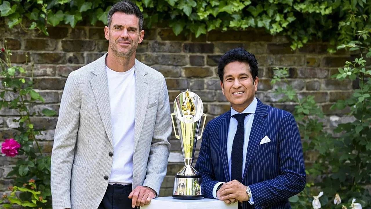 भारत आणि इंग्लंड यांच्यातील पतौडी ट्रॉफी कसोटी मालिकेचे नाव आता अँडरसन-तेंडुलकर ट्रॉफी असे ठेवण्यात आले आहे. भारत आणि इंग्लंड यांच्यातील मागील पतौडी ट्रॉफी कसोटी मालिका इंग्लंडने जिंकली होती. त्यामुळे ही मालिका अनिर्णित राहिली तर ट्रॉफी इंग्लंडकडेच राहील असं सांगितलं जात होतं. (फोटो- BCCI Twitter) 