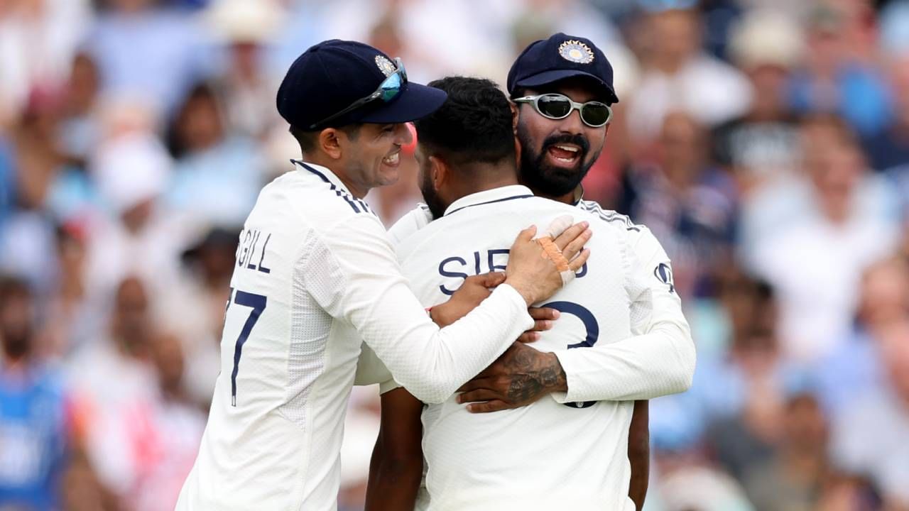 कसोटी मालिकेत लीड्समध्ये टीम इंडियाला हरवणारा इंग्लंड एजबॅस्टनमध्ये हरला. त्यानंतर इंग्लंडने लॉर्ड्सवर सामना जिंकला, तर मँचेस्टर कसोटी अनिर्णित राहिली. आता, ओव्हलमध्ये भारताने इंग्लंडला पराभवाची धूळ चारली. (फोटो- BCCI Twitter) 