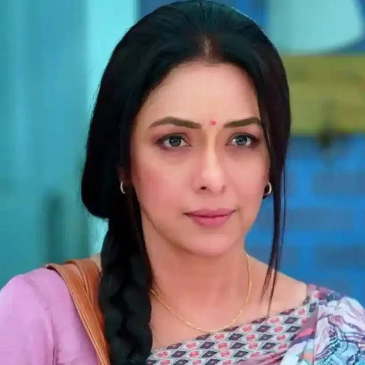 या आठवड्यात टीआरपीच्या बाबतीत टॉपवर असलेला शो आहे अनुपमा. रुपाली गांगुलीच्या या शो ला प्रेक्षकांच भरपूर प्रेम मिळतय. रिपोर्ट्सनुसार या आठवड्यात टीआरपीमध्ये या शो ला रेटिंग मिळालय 2.3