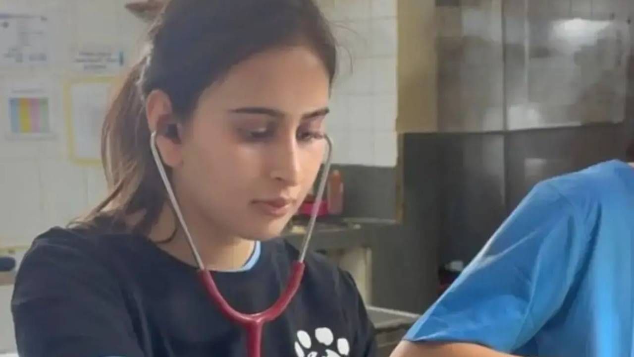 विशेष म्हणजे राहिला ती अत्यंत साधी आहे आणि सोशल मीडिया आणि प्रसिद्धीपासून ती कायमच दूर असते. अर्जुनच्या पत्नीचा फोटोवरून कळू शकले की ती किती सिंपल राहते. 