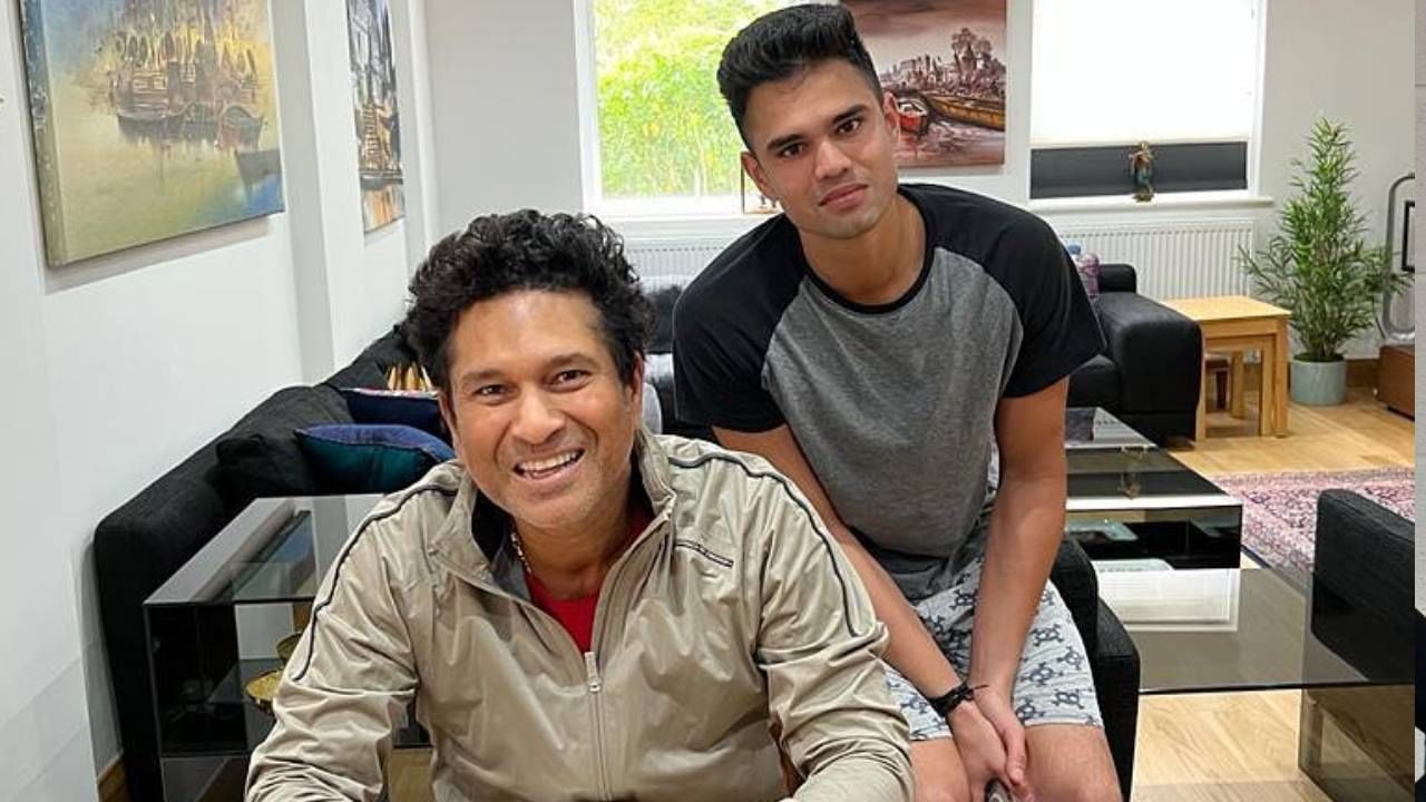 मास्टर ब्लास्टर सचिन तेंडुलकर यांचा मुलगा अर्जुन तेंडुलकर याचा साखरपुडा पार पडला. निवडक नातेवाईकांच्या उपस्थितीत हा कार्यक्रम पार पडल्याचं वृत्त इंडिया टुडेने दिलं आहे. त्यामुळे क्रीडाविश्वात चर्चांना उधाण आलं आहे. (फोटो- Arjun Tendulkar Instagram)