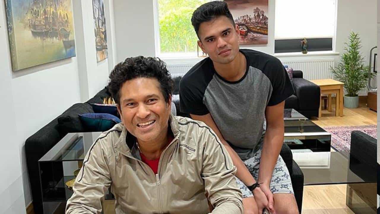 मास्टर ब्लास्टर सचिन तेंडुलकर यांचा मुलगा अर्जुन तेंडुलकर याचा साखरपुडा पार पडला. निवडक नातेवाईकांच्या उपस्थितीत हा कार्यक्रम पार पडल्याचं वृत्त इंडिया टुडेने दिलं आहे. त्यामुळे क्रीडाविश्वात चर्चांना उधाण आलं आहे. (फोटो- Arjun Tendulkar Instagram)