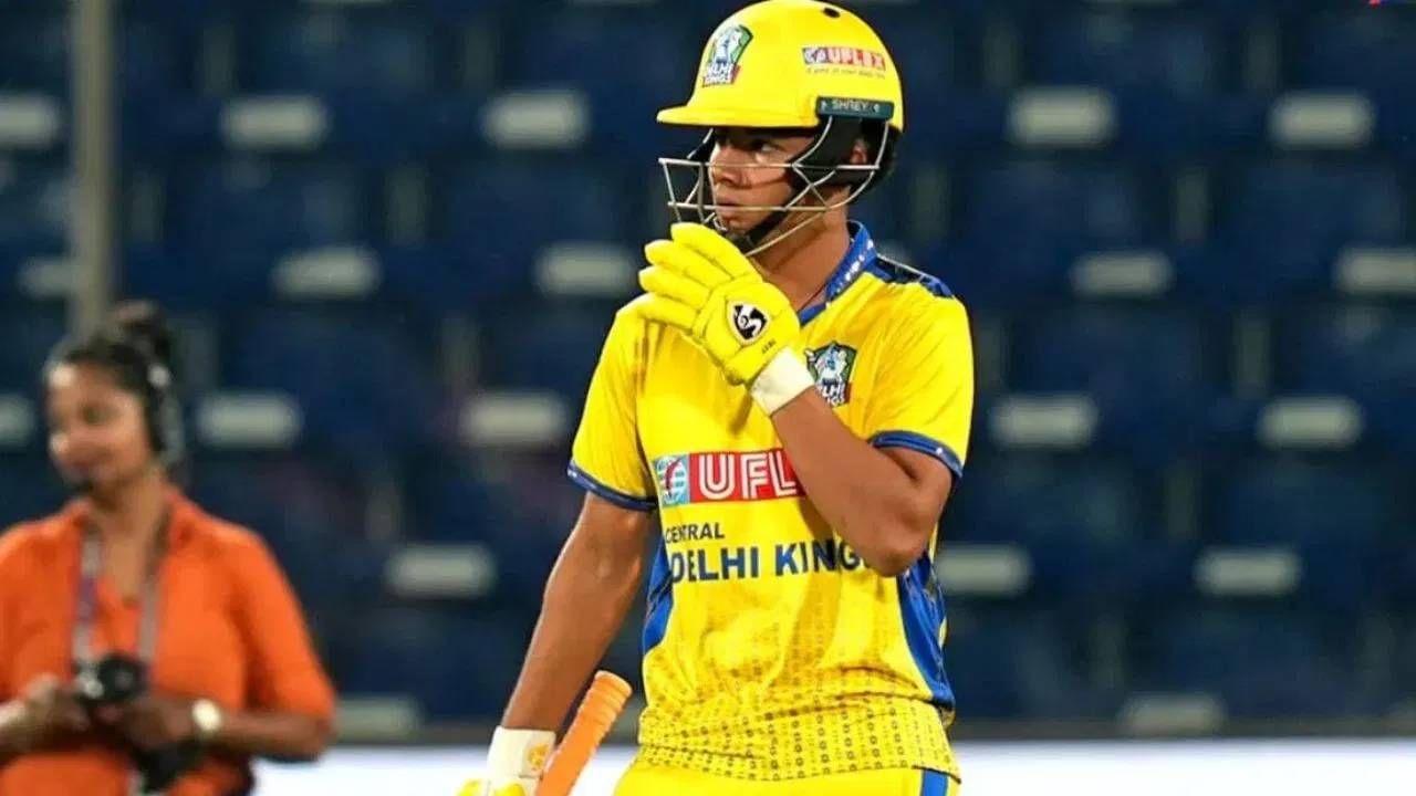 वीरेंद्र सेहवागच्या मुलाला दुसऱ्याच सामन्यात बसला फटका, पाच चेंडूतच आर्यवीरचं झालं असं