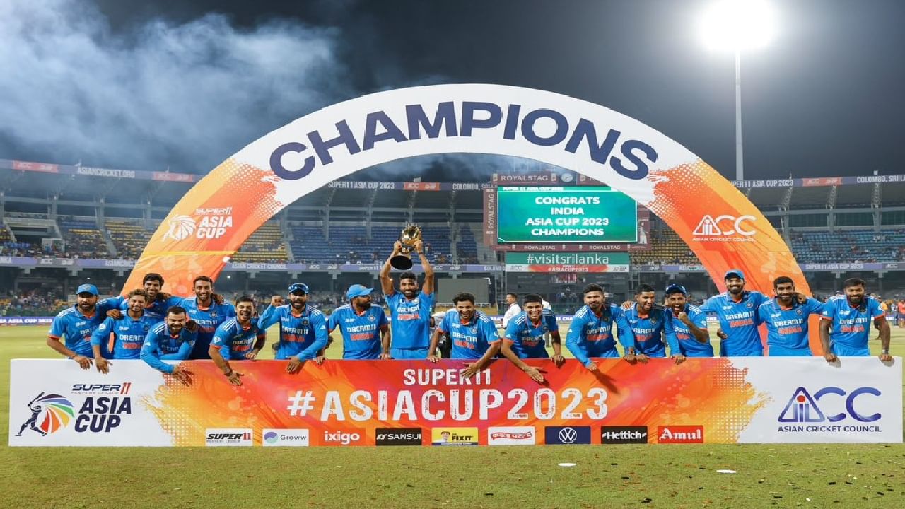 आशिया कप 2025 स्पर्धेला 9 सप्टेंबरपासून सुरुवात होणार आहे. या स्पर्धेत सूर्यकुमार यादव भारताचं नेतृत्व करणार असल्याचं जवळपास निश्चित आहे. या स्पर्धेसाठी भारतीय संघाची घोषणा करण्यात आलेली नाही. भारत आशिया कप स्पर्धेतील सर्वात यशस्वी संघ आहे. (Photo Credit : @MdShami11 X Account)