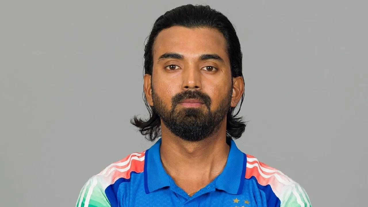 भारतीय कसोटी आणि एकदिवसीय संघांचा कायमस्वरूपी सदस्य असलेल्या केएल राहुलचाही आशिया कपसाठी विचार केला जाणार नाही, असे वृत्त आहे. मधल्या फळीत मजबूत फलंदाज देखील आहेत. त्यामुळे आशिया कपसाठी केएल राहुलची निवड होणं कठीण आहे.