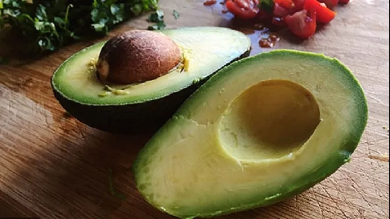 हॉर्मोन संतुलन राखते – ऍव्होकाडोमध्ये हेल्दी फॅट्स (मोनोअनसॅच्युरेटेड फॅट्स) असतात, जे महिलांचे हार्मोन संतुलित ठेवण्यासाठी उपयुक्त असतात.