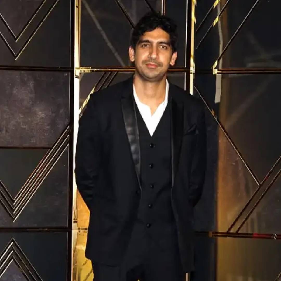 ‘ब्रह्मास्त्र’ फेम दिग्दर्शक अयान मुखर्जीने या चित्रपटाचं दिग्दर्शन केलं आहे. या चित्रपटासाठी त्याला तब्बल 32 कोटी रुपये मानधन मिळालं आहे. अयान हा अभिनेत्री राणी मुखर्जीचा चुलत भाऊ आहे.