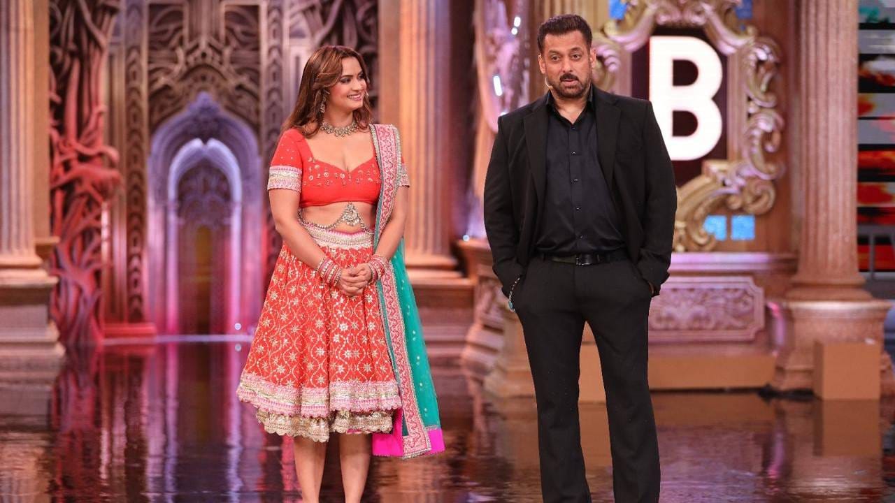 भोजपुरी सिनेमांमध्ये अतिशय लोकप्रिय असलेली नीलम गिरीही सलमान खानच्या शोमध्ये स्पर्धक म्हणून सहभागी झाली आहे. तिने 'यूपी-बिहार लुटने' आणि 'तू आई नहीं' सारख्या गाण्यांवर डान्स करून या शोमध्ये एण्ट्री केली आहे.