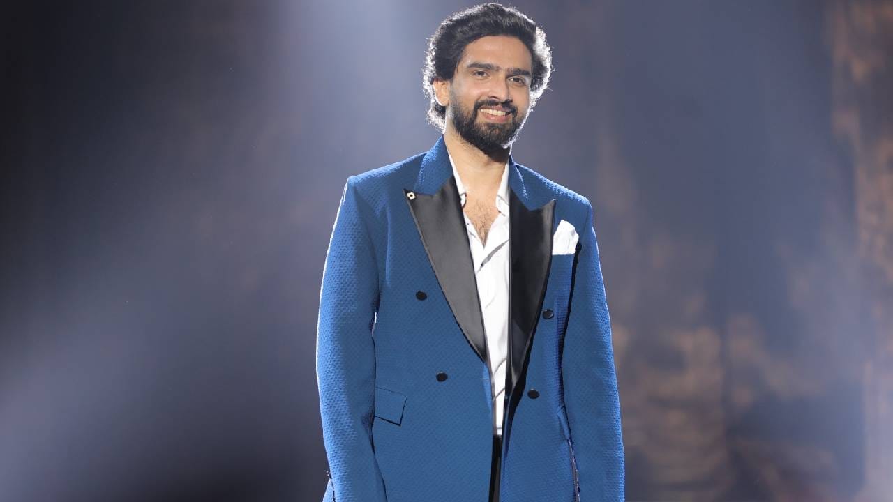 बॉलिवूडचा प्रसिद्ध गायक आणि संगीतकार अमाल मलिक देखील सलमान खानच्या शोचा भाग बनला. त्याने 'एमएस धोनी: द अनटोल्ड स्टोरी' चित्रपटातील एक गाणे गाऊन प्रवेश केला. तो या शोचा १६ वा स्पर्धक आहे.