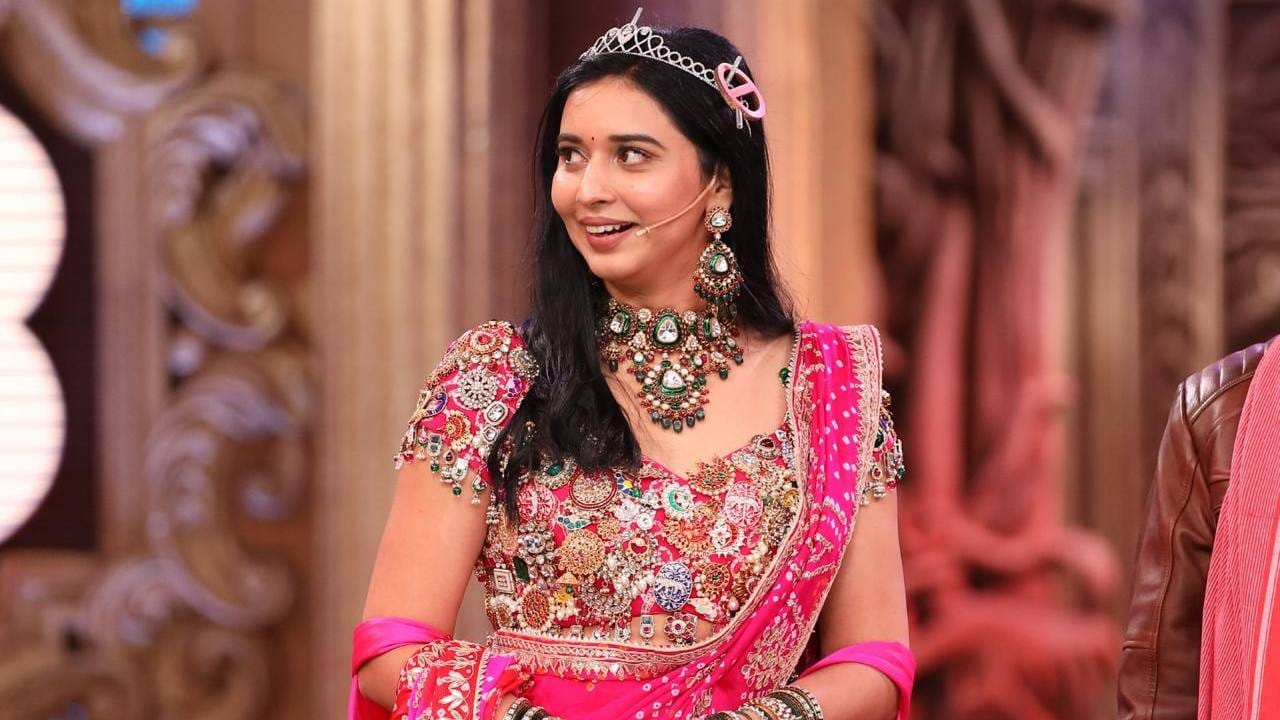 तान्या मित्तल ही बिग बॉसच्या घरात आली आहे. तिने पहिल्याच दिवशी सलमानकडे खास मागणी केली होती. त्यानंतर सलमानने तिला चांदीची पाण्याची बाटली आणि ताट गिफ्ट म्हणून दिले आहे.