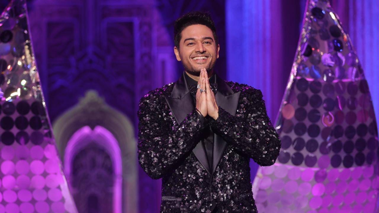 'अनुपमा' मालिकेत महत्त्वाच्या भूमिकेत दिसलेला अभिनेता गौरव खन्ना बिग बॉस १९च्या घरात दिसणार आहे. सर्वांच्या आवडत्या गौरवचा खेळ पाहण्यासाठी प्रेक्षक आता आतुर आहेत. 