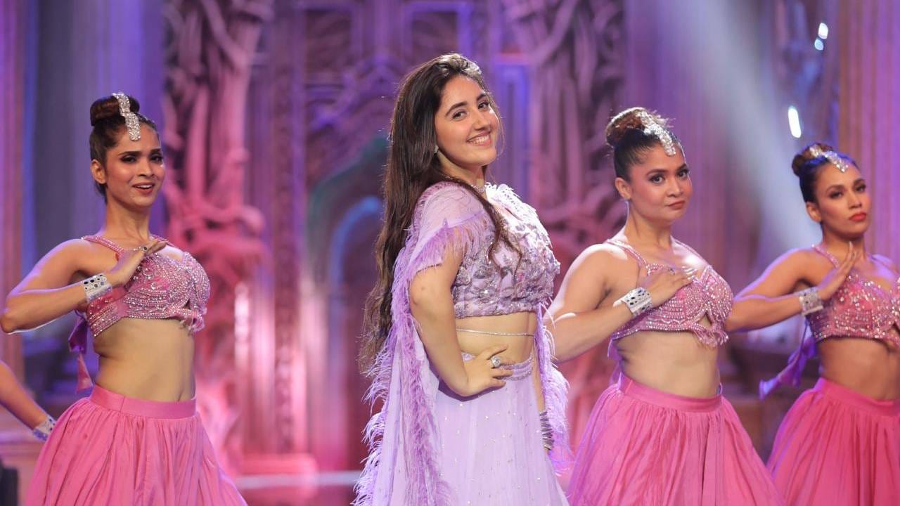 बिग बॉस १९च्या घरात सर्वात पहिली एण्ट्री करणारी स्पर्धक ठरली अशनूर कौर. वयाच्या २१व्या वर्षी स्वत:चं घर घेणारी अशनूर बिग बॉसचा खेळ कसा खेळणार याकडे सर्वांचे लक्ष आहे.